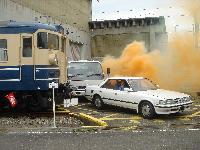 写真：訓練で鉄道と車両が衝突し、煙が上がる様子