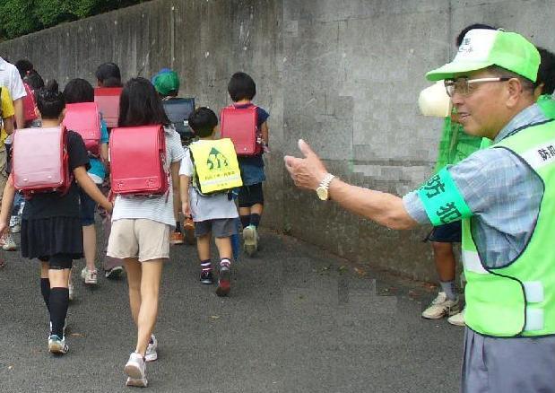 写真：通学路でこどもに声をかける男性