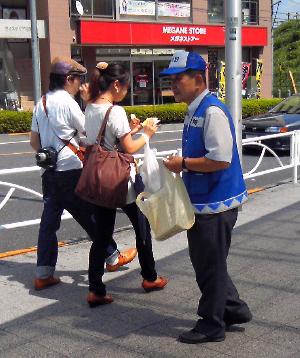 写真：街頭でティッシュを配る様子