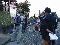 公園視察する探検隊の様子の写真