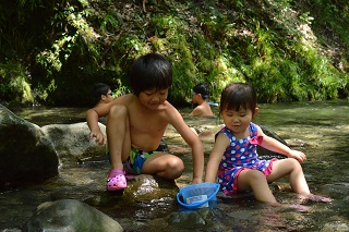 写真：仲良しな二人の川遊び