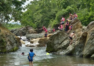 写真：川で楽しむ子供達