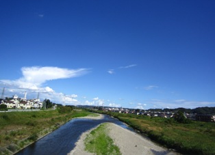 写真：夏の空と浅川