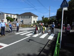 写真：下校時の見守りの様子1