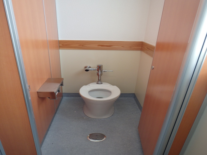 三中トイレ改修工事後の大便器の写真