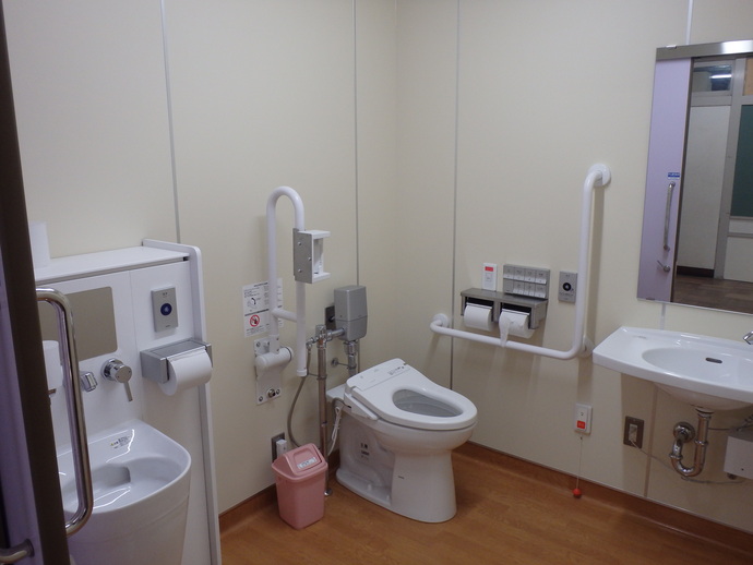 三中トイレ改修工事後のバリアフリートイレの写真