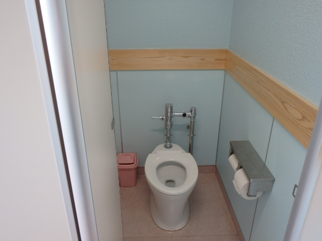 四小トイレ改修工事後の大便器の写真