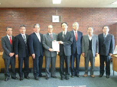 写真：第4期行革懇談会委員が馬場市長に報告書を提出