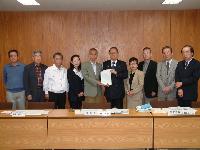 市民評価報告書を坪島委員長から市長に提出の写真