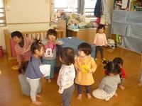 写真：1歳児　室内遊びの様子1