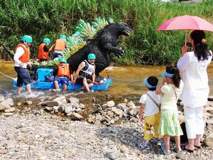 写真：浅川　川下り、ゴジラ頑張れ