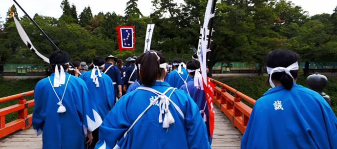 写真：鶴ヶ城を出る新選組パレード隊