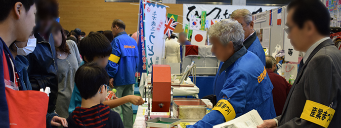 写真：スタンプラリーで抽選器を回す少年