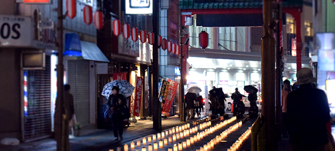 写真：高幡不動駅の前に並べている灯篭