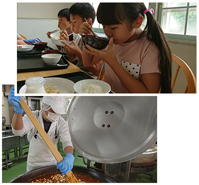 写真1：給食を笑顔で食べることもだちの様子　写真2：給食室で給食をつくる様子