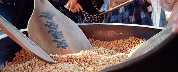 写真：大きなしゃもじで混ぜられる福豆