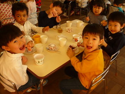 おやつのカップケーキを食べている写真