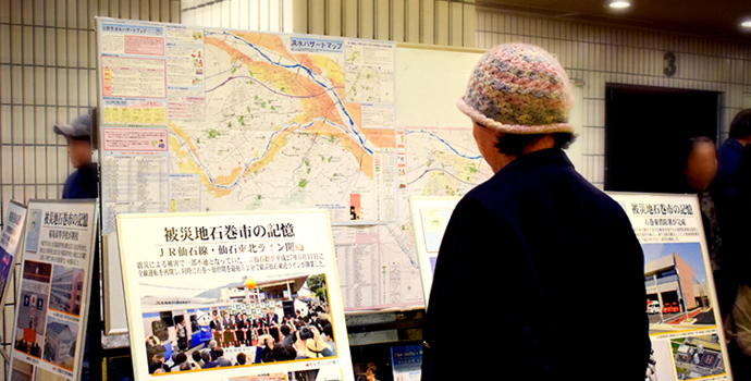 写真：東日本大震災についてのパネルを読む女性