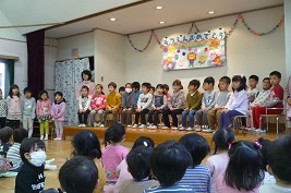 写真：お祝いしてもらう5歳児