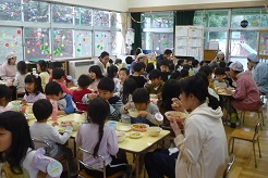 写真：たてわりグループで会食