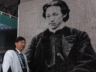 写真：爪楊枝アートの土方歳三像と山口　徹雄さん