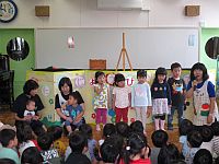 お祝いされている子供たちの写真