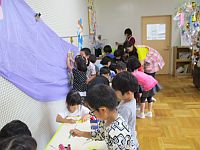 星に絵を描いている子どもの写真