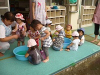 1歳児クラス洋服での水遊びの写真