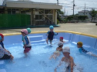 4歳児プールで走って遊ぶ写真