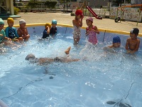 4歳児プールに潜って水遊びの写真