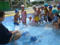 5歳児保育園のプールでの水遊びの写真