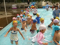 5歳児小学校でのプール遊びの写真
