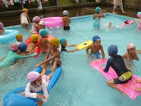 5歳児第五幼稚園とのプール遊びの写真