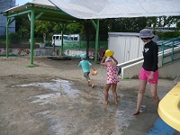 4歳児クラス水かぶりリレーの写真