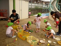 小学校の先生と遊ぶ3歳児クラスの写真