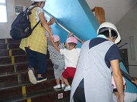 階段をのぼり避難するところの写真