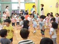 踊っている子ども達