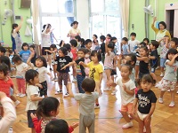 踊る子ども達