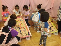 ビー玉転がしをしている子ども達