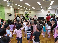 元気に体操をしている子どもたち