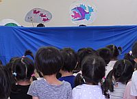 ペープサートを見ている子どもたち