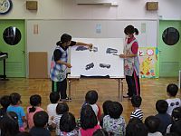 子どもたちが出し物を見ている