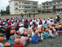 日野第八小学校放水訓練参加中