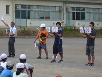 日野第八小学校放水訓練説明を聞く