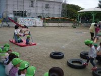 3歳児鉄棒とタイヤ渡り