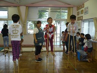 5歳児竹馬の練習