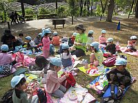 お弁当を食べている子どもたち