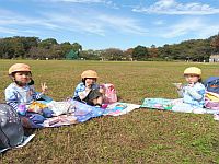 お弁当を食べる子ども