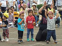 0歳児の子どもたちが、ダンスをしているところ