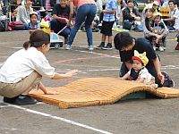 ハイハイでマットの山を越えているところ